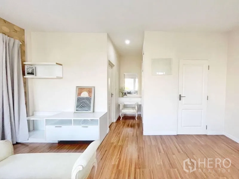 独立式住宅 出租在Prawet, Bangkok - 主卧过道，内置电视柜与梳妆台。