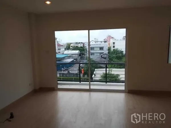 带办公室的家 出租在Prawet, Bangkok - 高楼层房间，带阳台与筒灯，可见城市景观。