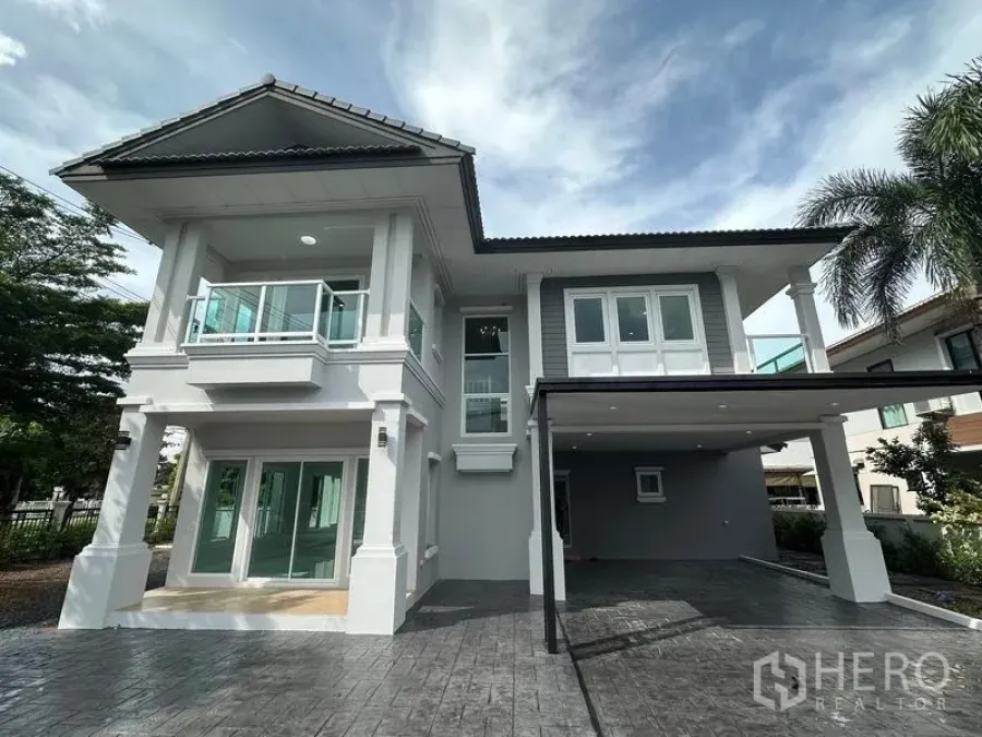 บ้าน ขายในLam Luk Ka, Pathum Thani - ด้านหน้าบ้านเด่นด้วยเสาโรมัน ราวกระจก และลานปูพื้น
