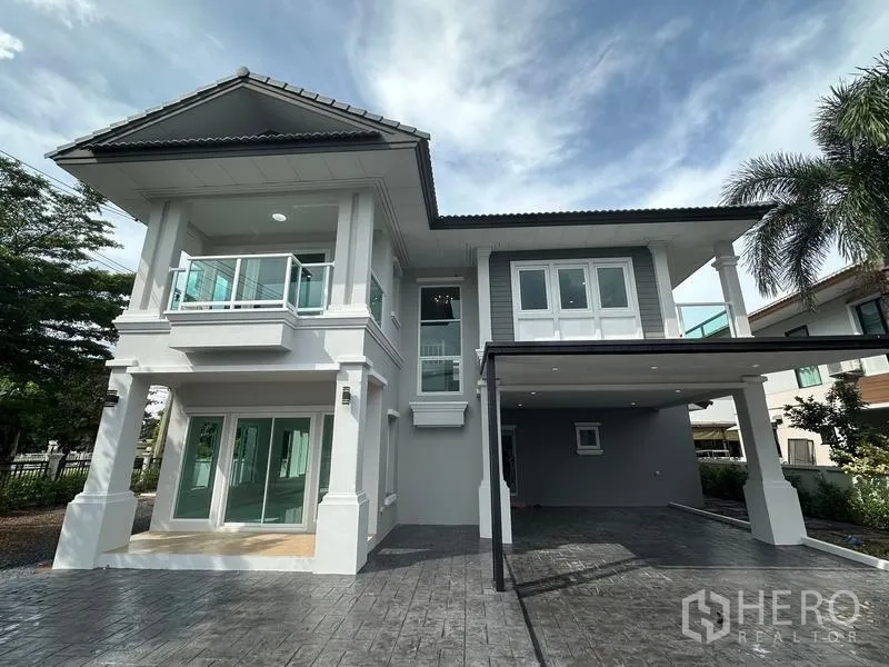 บ้าน ขายในLam Luk Ka, Pathum Thani - ด้านหน้าบ้านเด่นด้วยเสาโรมัน ราวกระจก และลานปูพื้น