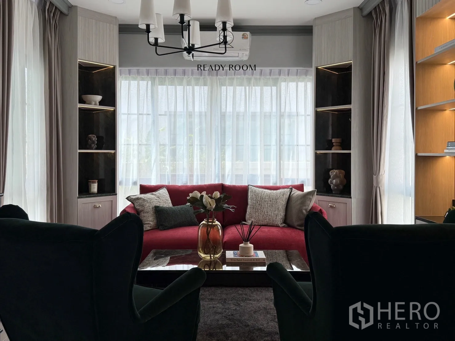 บ้าน ให้เช่าหรือขายในBang Phli, Samut Prakan - ห้องพักผ่อนของครอบครัว โซฟาสีแดง เก้าอี้กำมะหยี่เข้ม ชั้นบิลท์อินและไฟบรรยากาศ