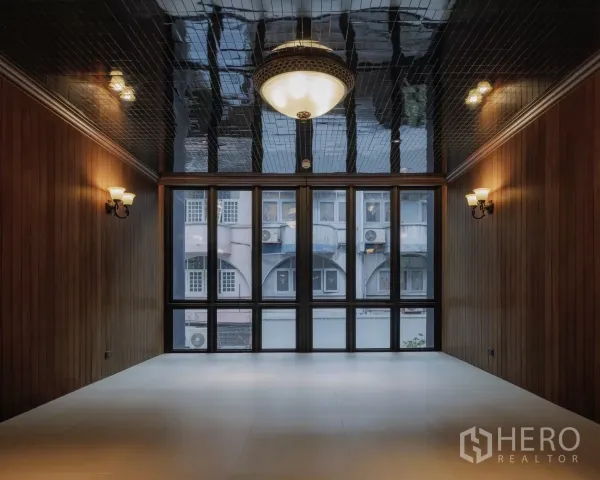 Office Space for rent in Bang Rak, Bangkok - Empty studio‑style room with glossy black ceiling and a wide window wall