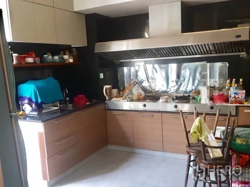 สำนักงานที่บ้าน ให้เช่าหรือขายในBang Rak, Bangkok - ครัวไทยแยกสัดส่วน เคาน์เตอร์รูปตัวแอล และฮูดดูดควันขนาดใหญ่