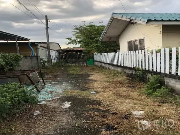 คลังสินค้า ให้เช่าในSai Mai, Bangkok - ตรอกข้างบ้านที่มีรั้วไม้สีขาว มุ่งสู่ประตูรั้วทางเข้า