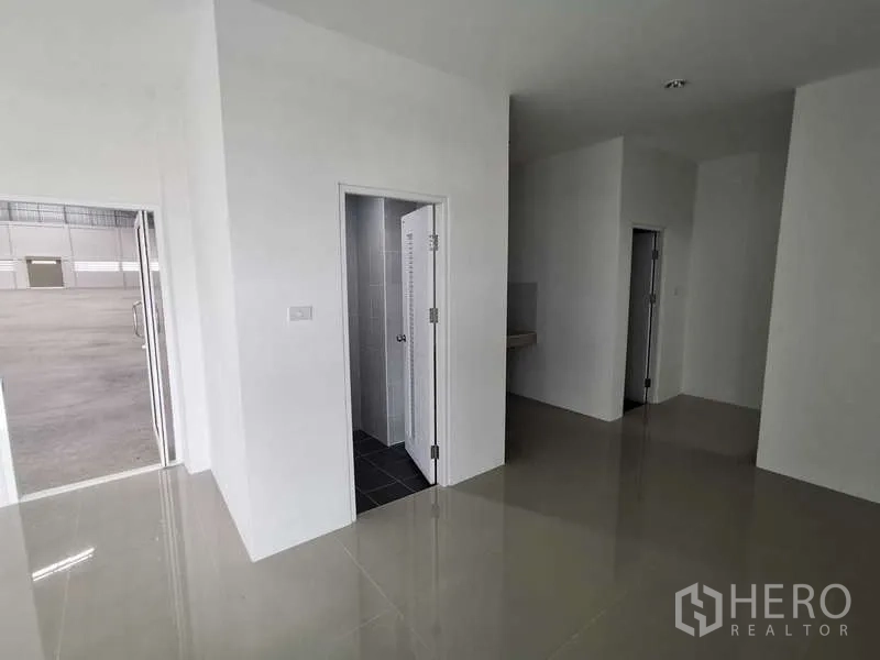 Factory for rent or sale in Bang Bo, Samut Prakan - Office corridor with restrooms and access to the warehouse.