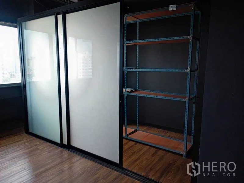 办公空间 出租在Watthana, Bangkok - 磨砂玻璃推拉门，旁有高窗与金属置物架。