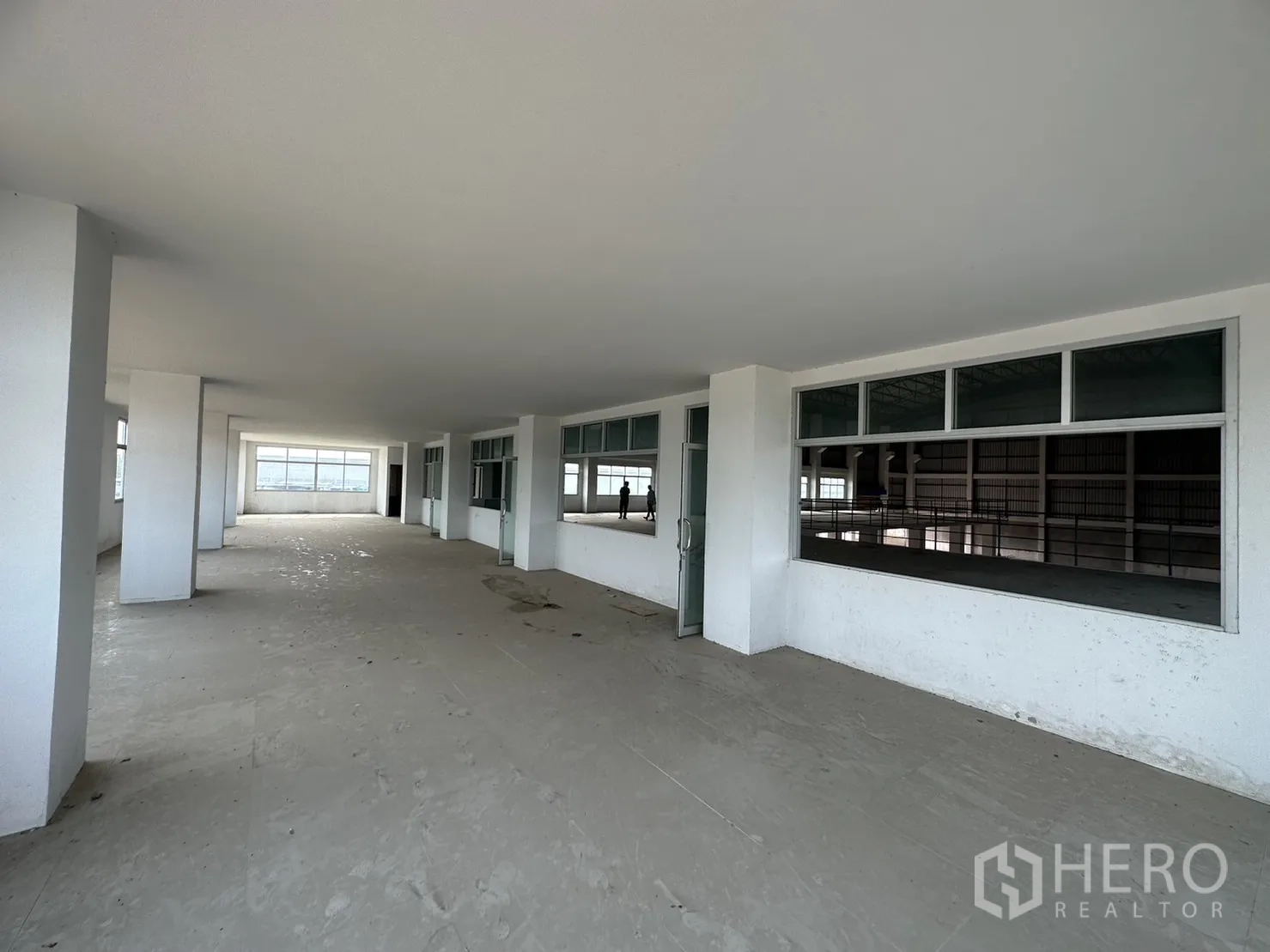 工厂 出租在Pak Kret, Nonthaburi - 办公室开窗面向主仓大厅。