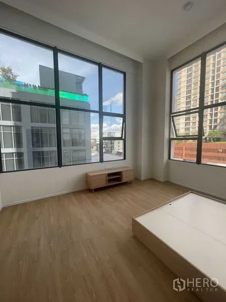 คอนโด ให้เช่าในKhlong Toei, Bangkok - พื้นที่นั่งเล่นสว่าง หน้าต่างสูงจรดเพดาน พื้นไม้ มุมมองเมือง