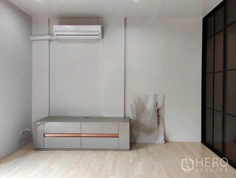 ทาวน์เฮาส์ ให้เช่าในSuan Luang, Bangkok - ผนังห้องนอนติดแอร์และตู้บิวท์อินเตี้ย