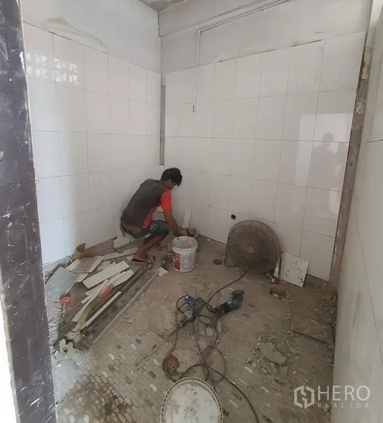 อาคารพาณิชย์ ให้เช่าในBangkok - ห้องปูกระเบื้องสีขาวกำลังปรับปรุง ผนังปูกระเบื้อง พื้นคอนกรีตยังไม่เสร็จ