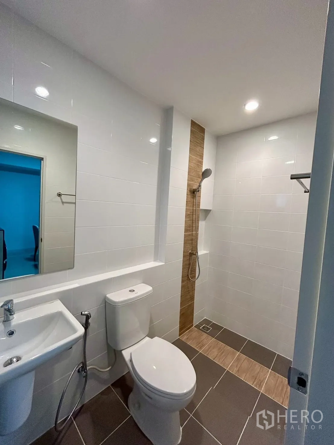 Townhouse for rent in Bang Phli, Samut Prakan - Another angle of bathroom showing shower zone and vanity.