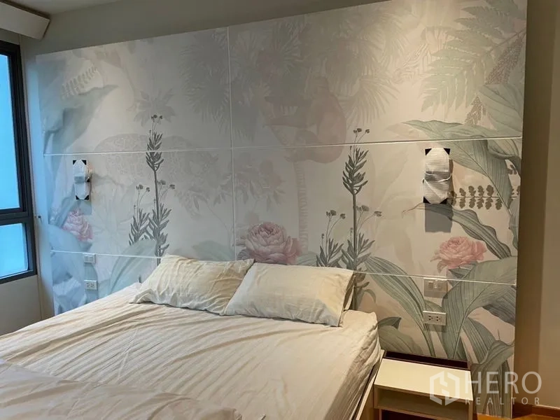 公寓 出售在Khlong Toei, Bangkok - 主卧，花卉背景墙与大床，靠窗布局。