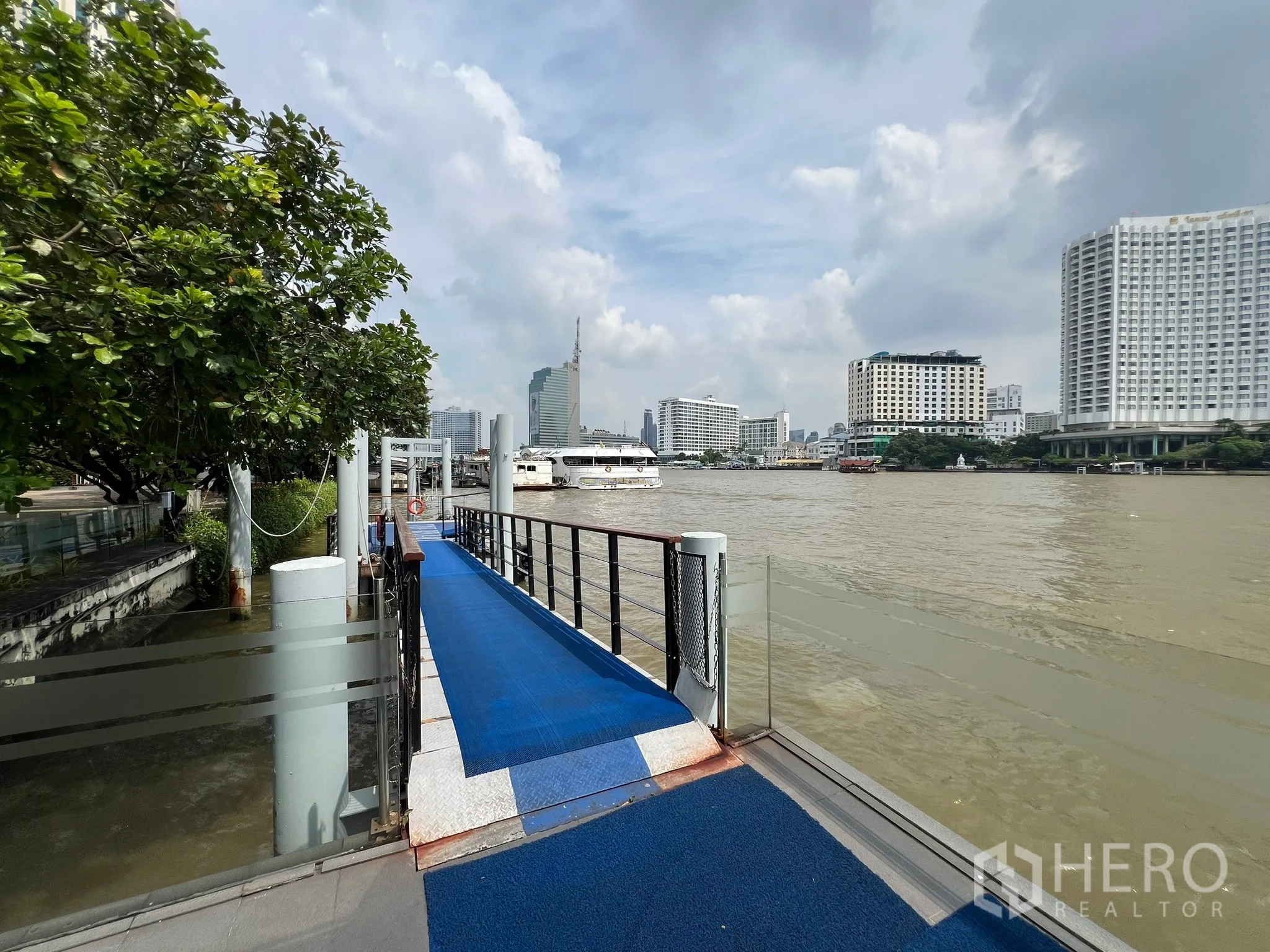 คอนโด ขายในKhlong San, Bangkok - ท่าเรือส่วนกลางริมแม่น้ำเจ้าพระยา พร้อมวิวอาคารเมือง