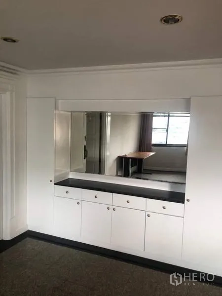 อพาร์ทเมนท์ ให้เช่าในWatthana, Bangkok - ตู้บิวท์อินสีขาวพร้อมกระจกเงาบานใหญ่ในโถงทางเดิน