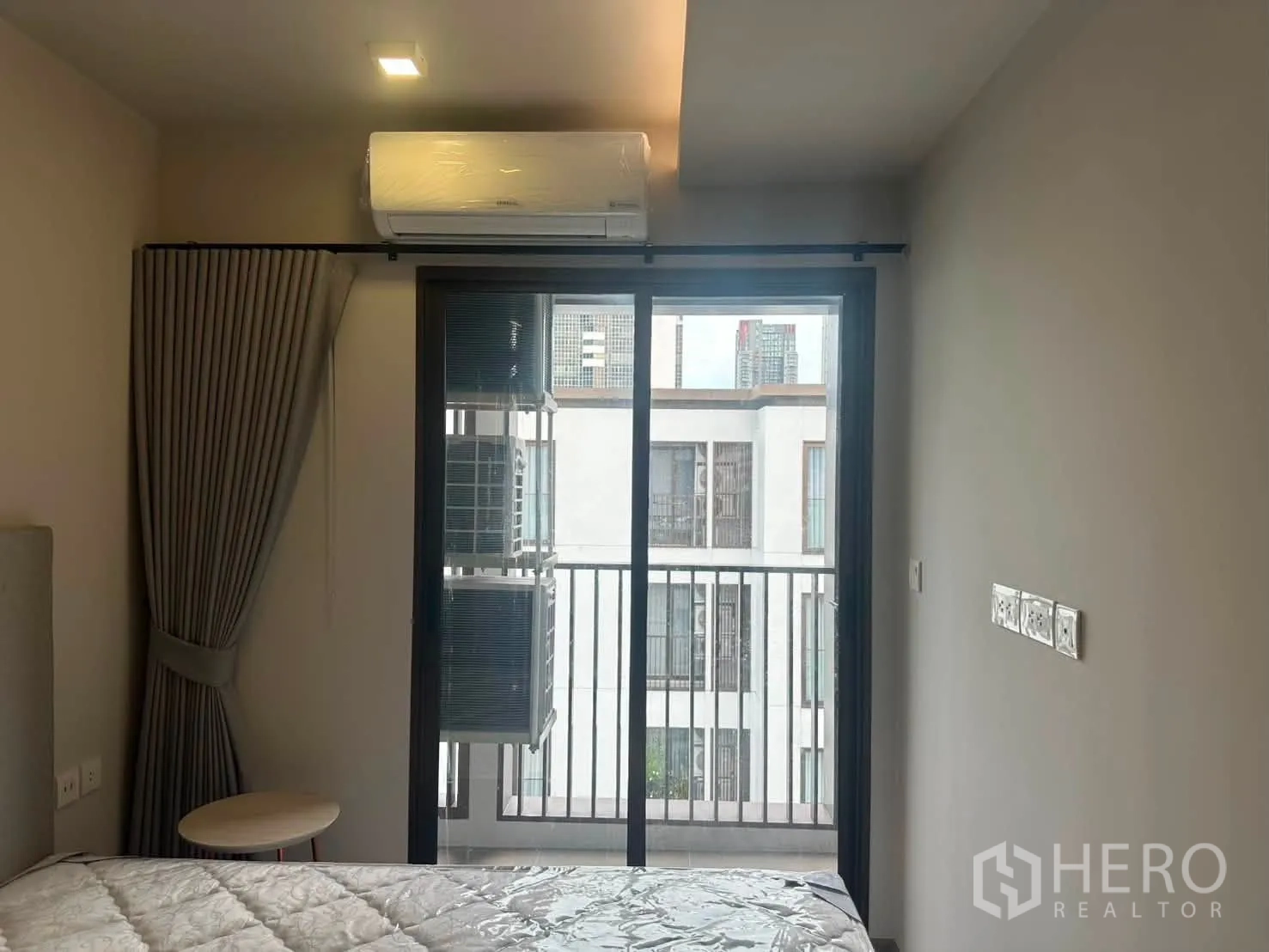 คอนโด for rent in Watthana, Bangkok - ห้องนอนพร้อมเตียง แอร์ และประตูกระจกบานเลื่อนไปยังระเบียง