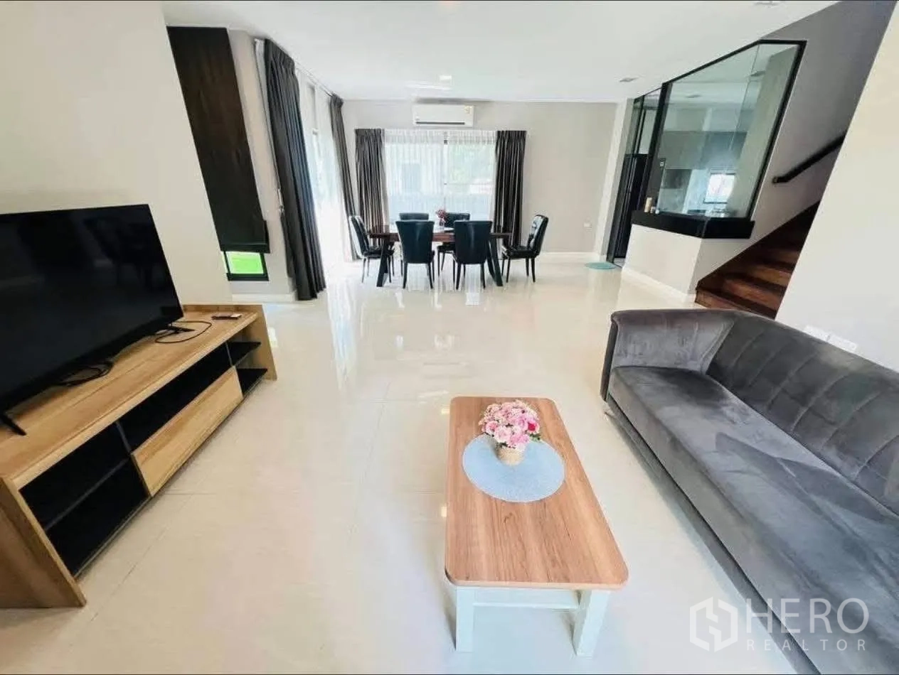 บ้านเดี่ยว for rent in Bang Phli, Samut Prakan - โถงนั่งเล่นและรับประทานอาหารแบบโอเพ่นสเปซพร้อมชั้นวางทีวีและโซฟา