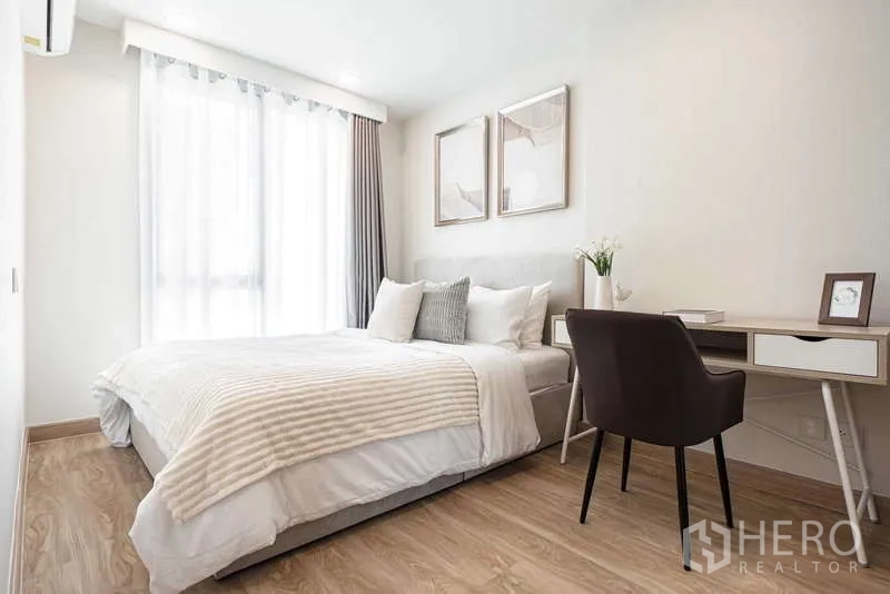 คอนโด ให้เช่า - ห้องนอนกว้างพร้อมหน้าต่างใหญ่ โต๊ะทำงาน และพื้นไม้