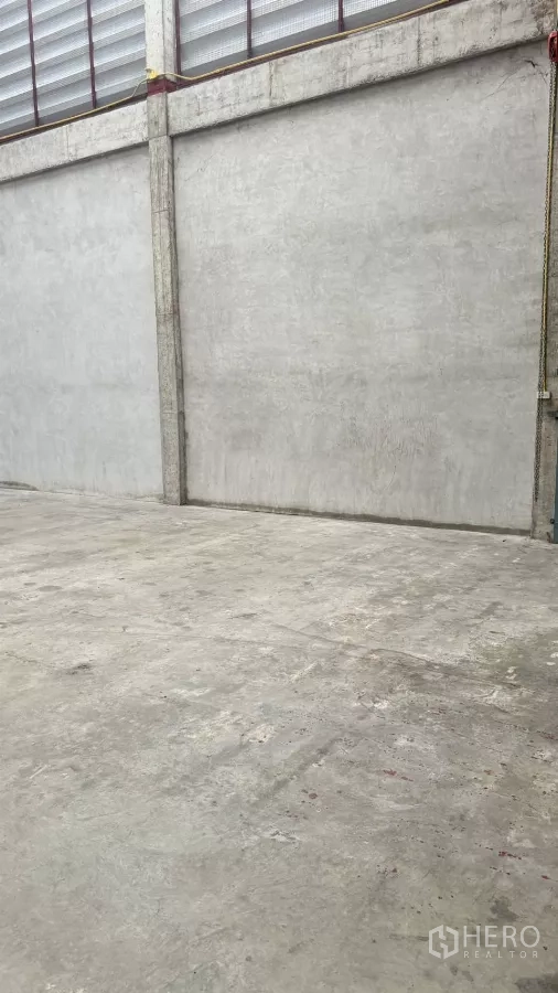 Warehouse for rent in Min Buri, Bangkok - Smooth reinforced concrete floor and ventilated wall panels inside the warehouse.