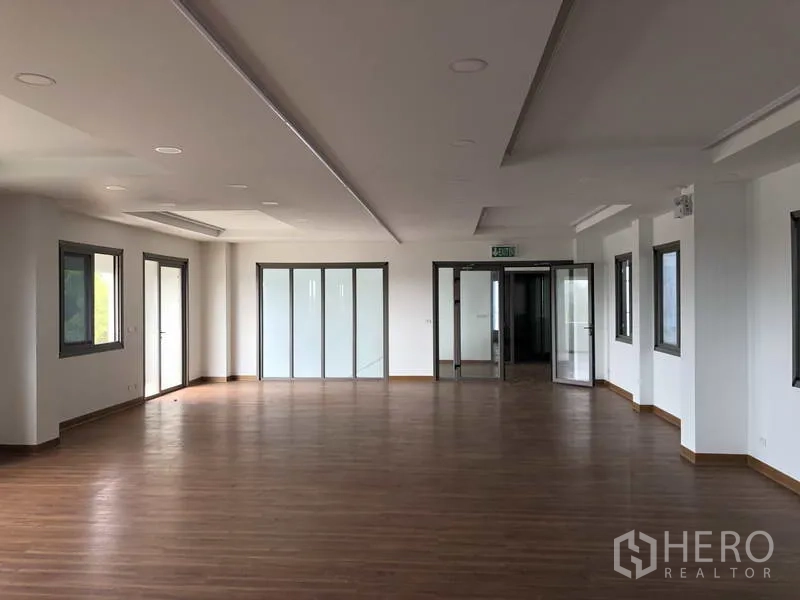 工厂 出租或出售在Samut Prakan - 带玻璃隔断与双开门的办公区通向会议室。