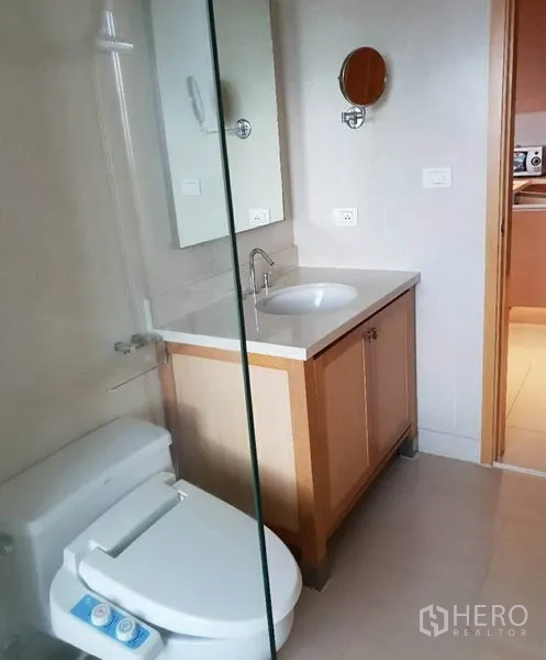 คอนโด ให้เช่าในKhlong Toei, Bangkok - ห้องน้ำสว่างพร้อมฉากกั้นอาบน้ำ กระโถนพร้อมที่ฉีด และเคาน์เตอร์อ่างล้างหน้า