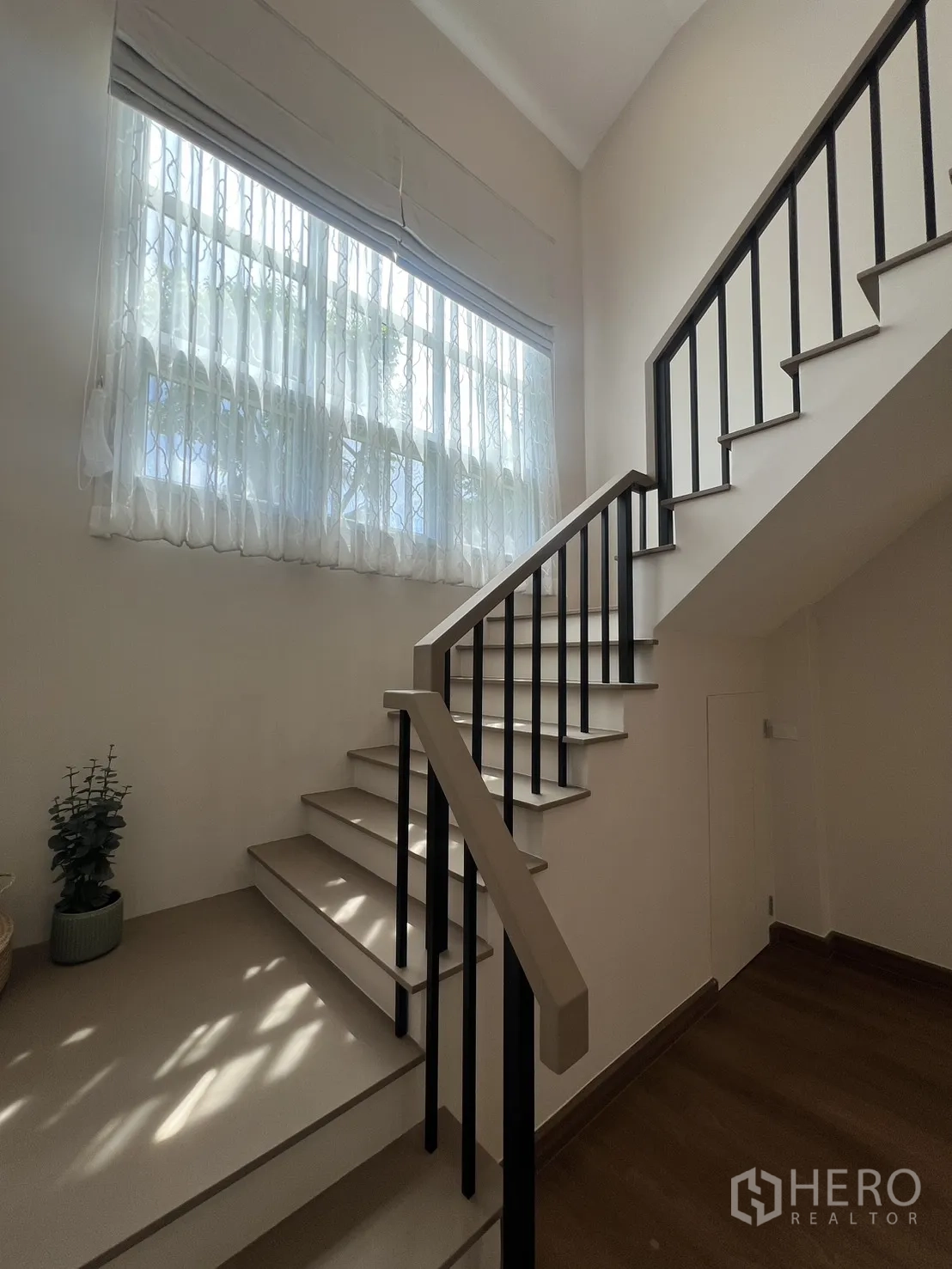 独立式住宅 出租在Mueang Samut Prakan, Samut Prakan - 宽敞主卧，特大床、木地板与纱帘。