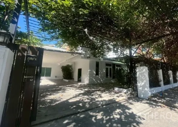 带办公室的家 出租在Watthana, Bangkok - 覆盖藤蔓的入户大门，通往私家车道与停车区。