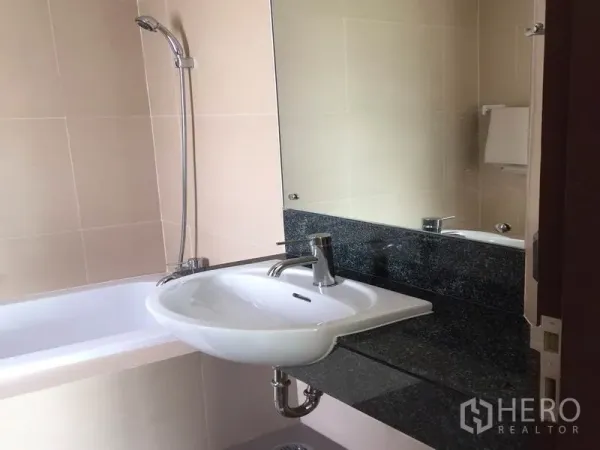 คอนโด ให้เช่าในWatthana, Bangkok - ห้องน้ำสมัยใหม่ อ่างอาบน้ำ ชาวเวอร์กระบอก กระจกบานใหญ่ และเคาน์เตอร์หิน