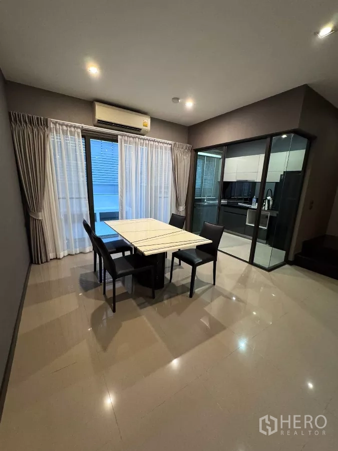 ทาวน์เฮาส์ ให้เช่าหรือขายในLat Phrao, Bangkok - มุมทานอาหารข้างครัวบิลท์อินกั้นกระจก