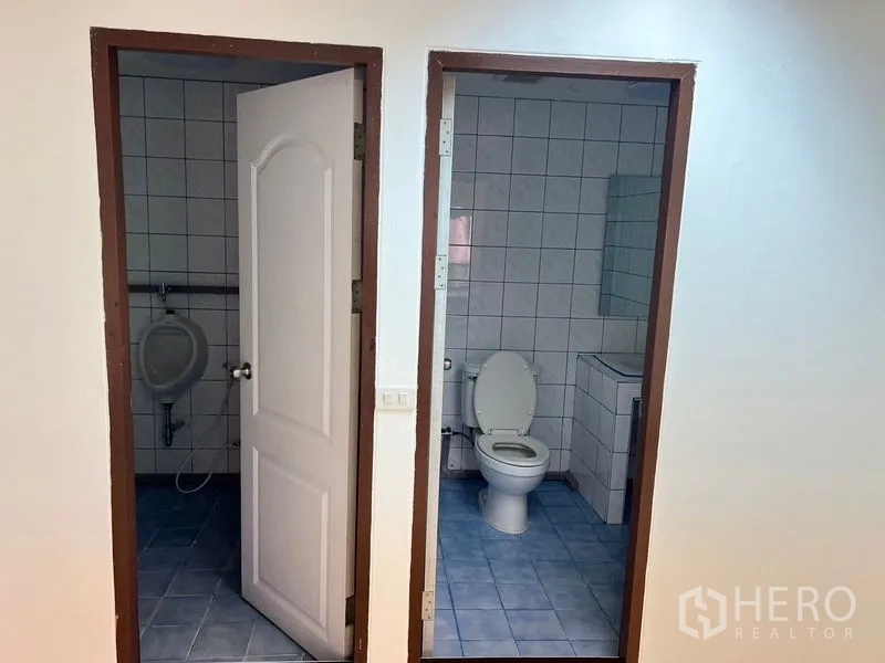 办公空间 出租在Pathum Wan, Bangkok - 办公室内独立男女洗手间，蓝色地砖与白色墙砖