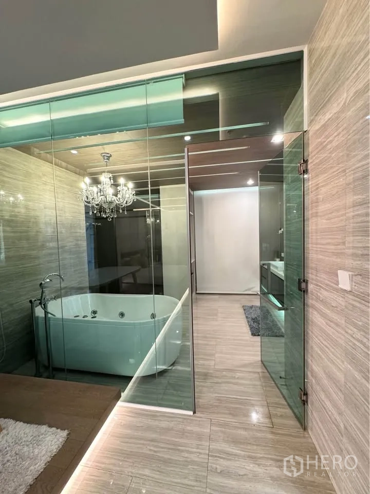 คอนโด ให้เช่าหรือขายในKhlong Toei, Bangkok - ห้องน้ำกระจกติดอ่างแช่ เชื่อมต่อห้องนอน