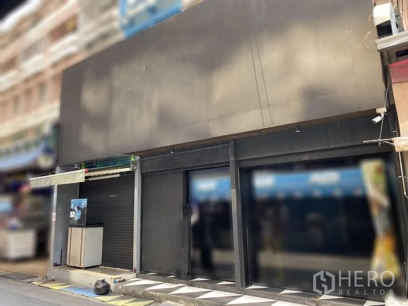 พื้นที่ขายปลีก ให้เช่าในPhaya Thai, Bangkok - หน้าร้านชั้นถนน โทนสีดำ ป้ายขนาดใหญ่ กระจกบานกว้าง และพื้นกระเบื้องลายตาราง ในย่านอารีย์.