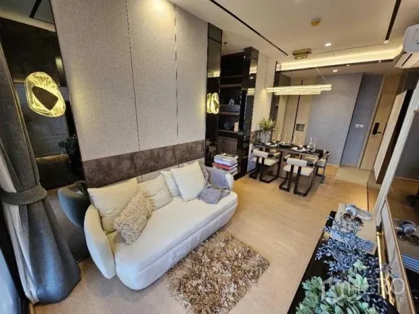 คอนโด ให้เช่า - ห้องนั่งเล่นคอนโดเอกมัยสไตล์โมเดิร์น โซฟาสีครีม พรม และมุมทานอาหาร