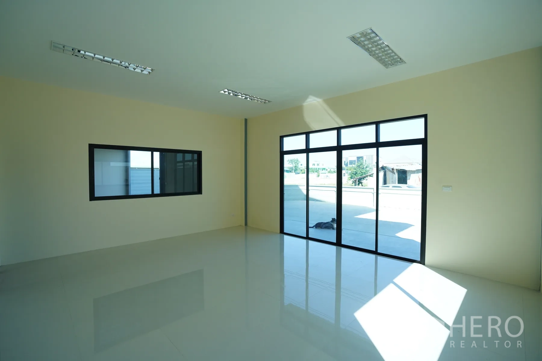 Factory for rent in Mueang Samut Prakan, Samut Prakan - Bright office room with sliding window and floor-to-ceiling glass frontage.