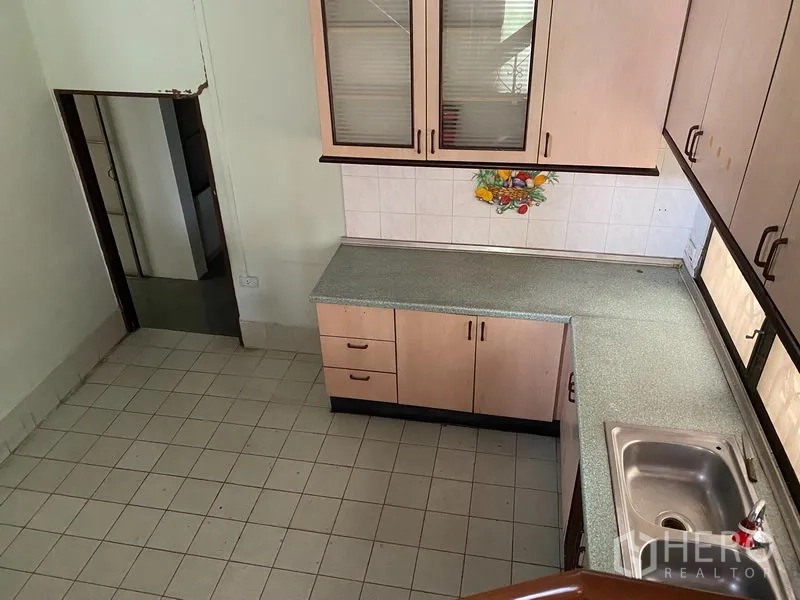 บ้าน ให้เช่าในKhlong Toei, Bangkok - ห้องครัวรูปตัวแอล ตู้เก็บของครบ พื้นกระเบื้อง และอ่างล้างจานสแตนเลส