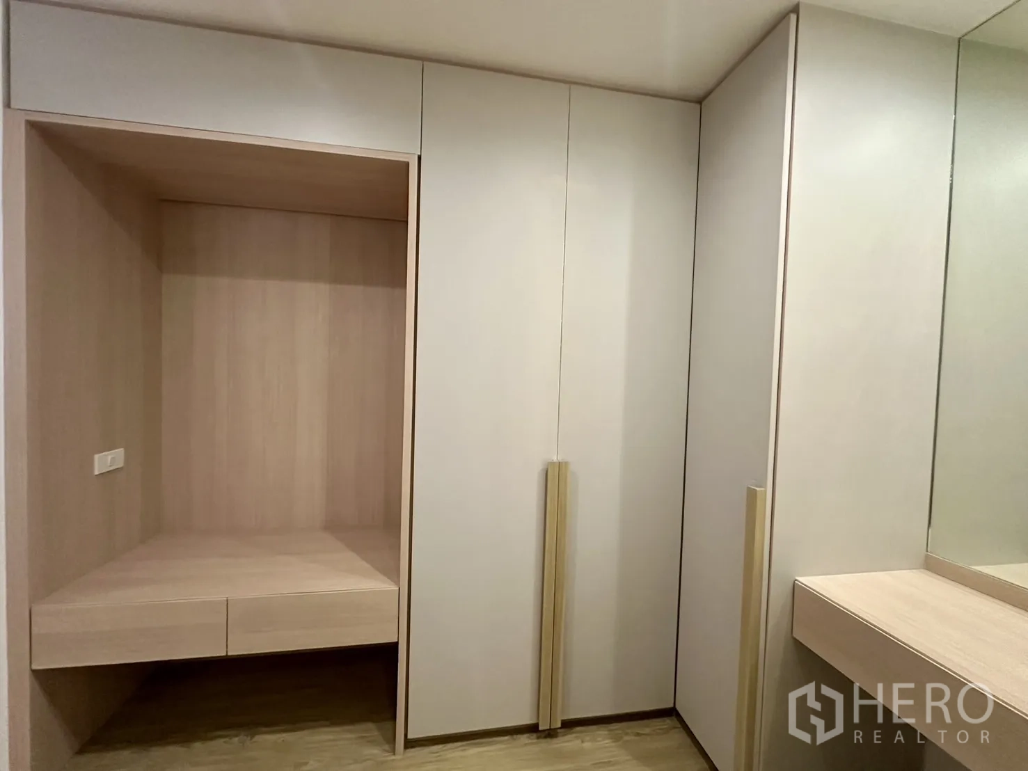 带办公室的家 出租在Phra Khanong, Bangkok - 更衣区带嵌入式衣柜，浅木色饰面。