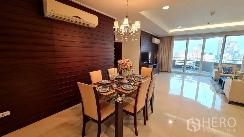 อพาร์ทเมนท์ ให้เช่าในWatthana, Bangkok - พื้นที่รับประทานอาหารติดกับห้องนั่งเล่น แสงไฟอบอุ่น พร้อมเครื่องปรับอากาศ