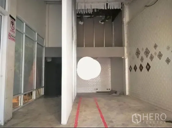 พื้นที่ขายปลีก ให้เช่าในPhaya Thai, Bangkok - พื้นที่ค้าปลีกเพดานสูง พื้นคอนกรีต ผนังกระเบื้องอิฐสีขาว มีส่วนลอยบางส่วน