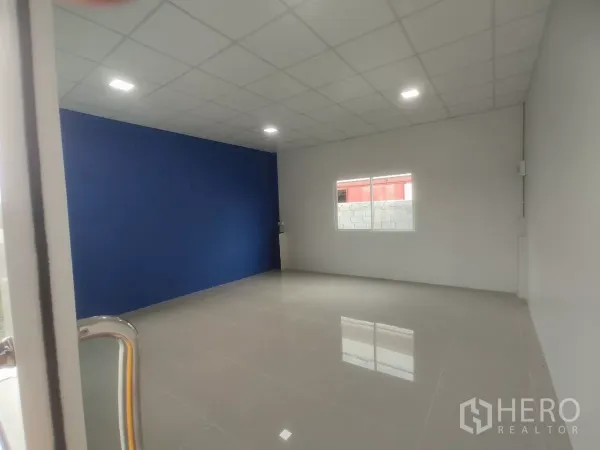 工厂 出售在Khlong Toei, Bangkok - 明亮办公室，蓝色特色墙、瓷砖地面与吊顶灯。