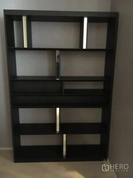 独立式住宅 出租在Wang Thonglang, Bangkok - 黑色开放式书架，几何层板贴灰墙。