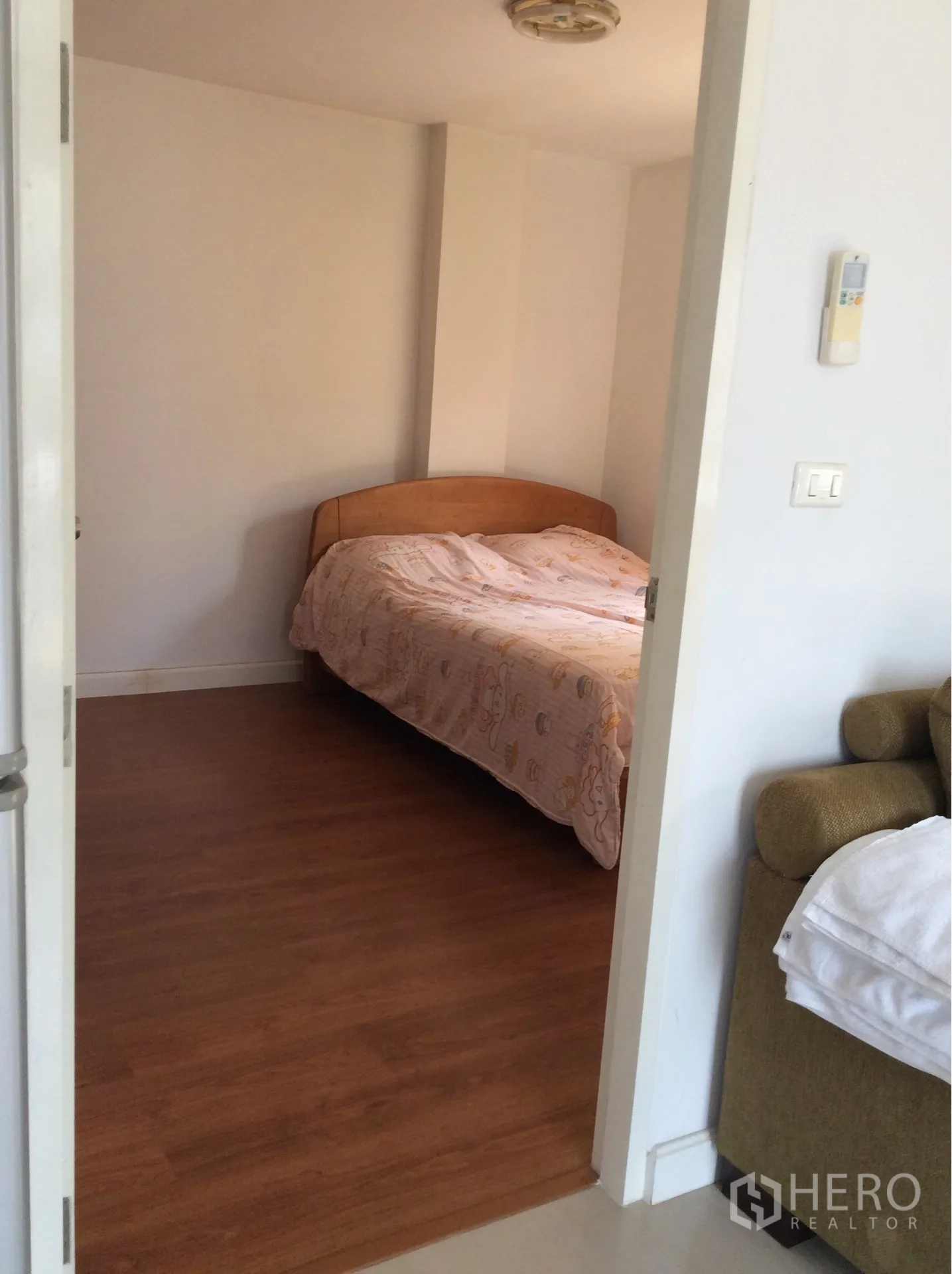 คอนโด ขายในPathum Wan, Bangkok - ห้องนอนอบอุ่นเตียงคู่และพื้นไม้ มองจากประตูห้อง