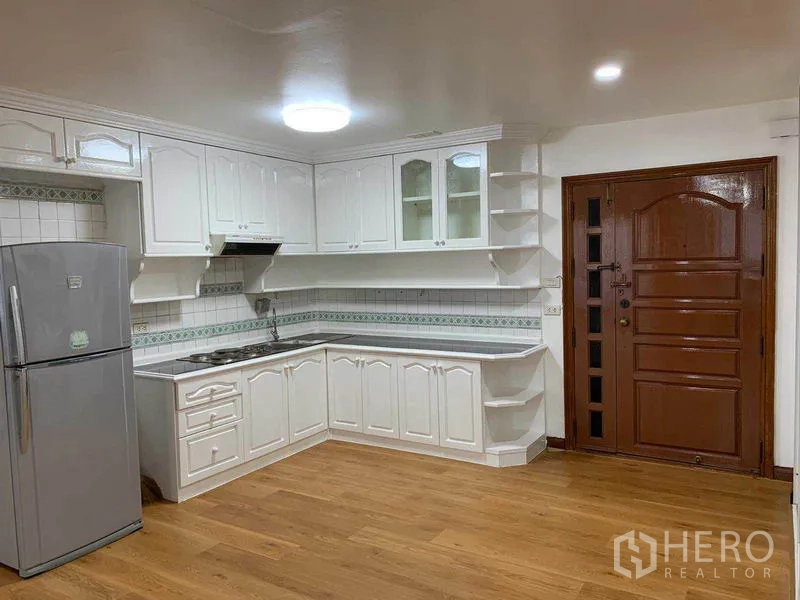 คอนโด ให้เช่าหรือขายในWatthana, Bangkok - ครัวรูปตัว U โทนขาว พร้อมตู้บิลท์อิน ผนังกระเบื้อง เตา และตู้เย็นสแตนเลส