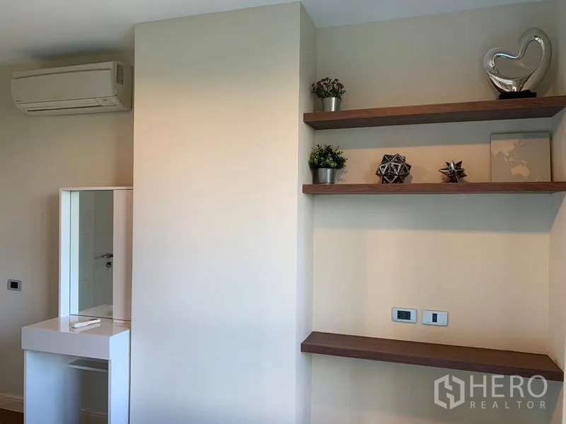 คอนโด ให้เช่าในKhlong Toei, Bangkok - รายละเอียดห้องพร้อมชั้นลอย โต๊ะเครื่องแป้ง และเครื่องปรับอากาศ