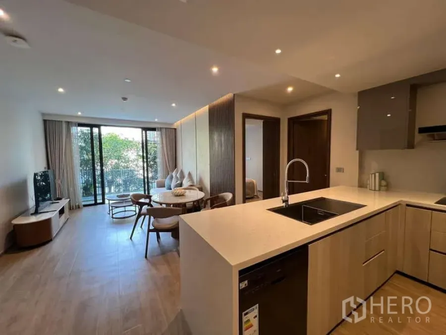 คอนโด ให้เช่าในWatthana, Bangkok - มุมมองโอเพ่นสเปซของครัวและห้องนั่งเล่น เชื่อมสู่ระเบียงรับแสงธรรมชาติ