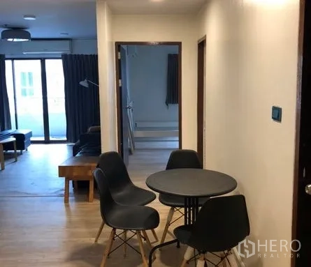 คอนโด ให้เช่าในWatthana, Bangkok - โถงทางเดิน พร้อมชุดโต๊ะกลมขนาดเล็กและเก้าอี้สามตัว