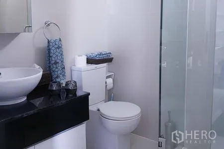 คอนโด ให้เช่าในWatthana, Bangkok - ห้องน้ำร่วมสมัย อ่างล้างหน้าวางบนเคาน์เตอร์ กระจกกั้นอาบน้ำ และท็อปหินแกรนิต