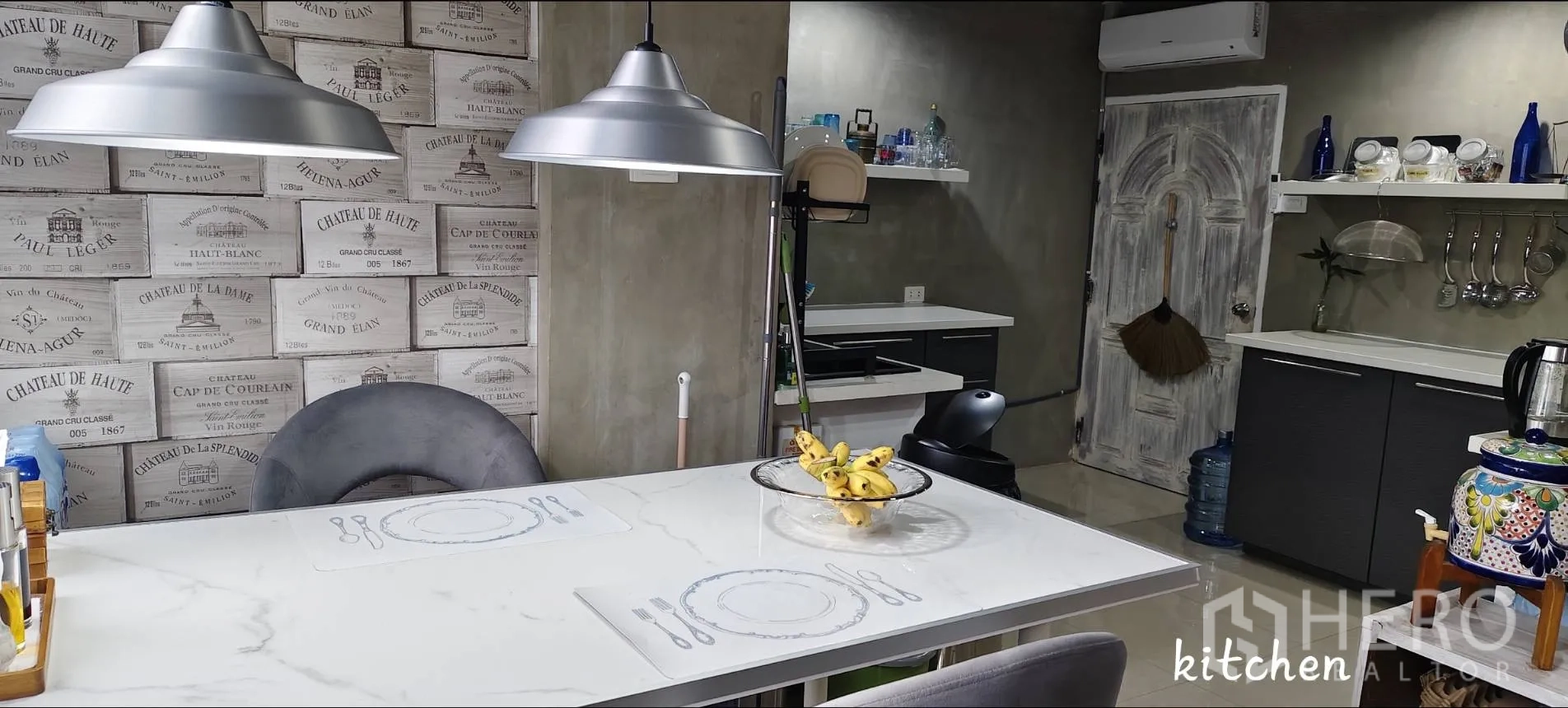 คอนโด for rent in Watthana, Bangkok - มุมทานอาหารในครัวพร้อมโคมไฟแขวนและโต๊ะแผ่นหินอ่อน