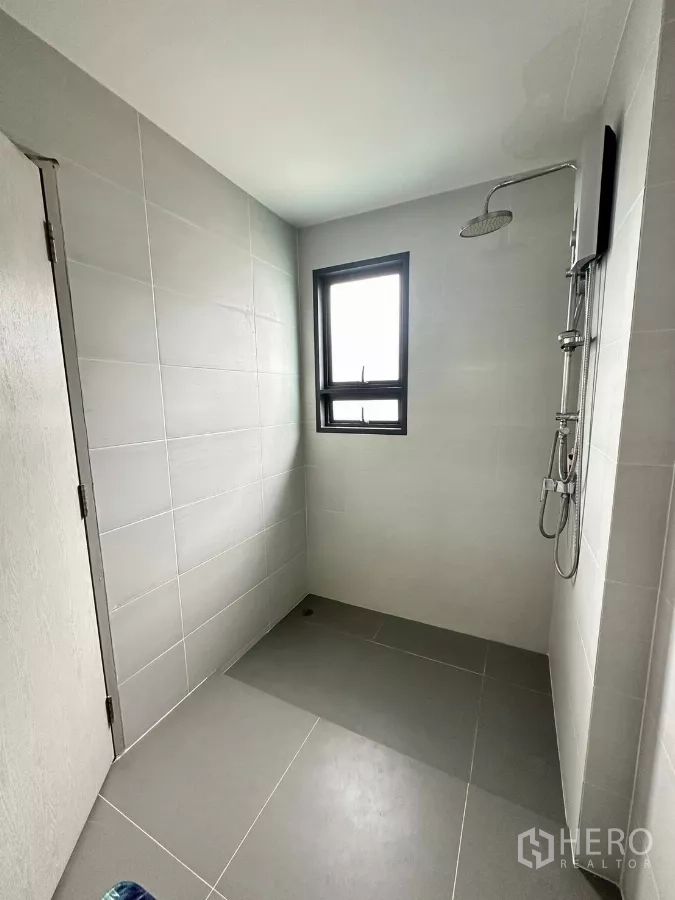 Detached House for rent in Saphan Sung, Bangkok - Separate shower zone with rainfall showerhead and window.