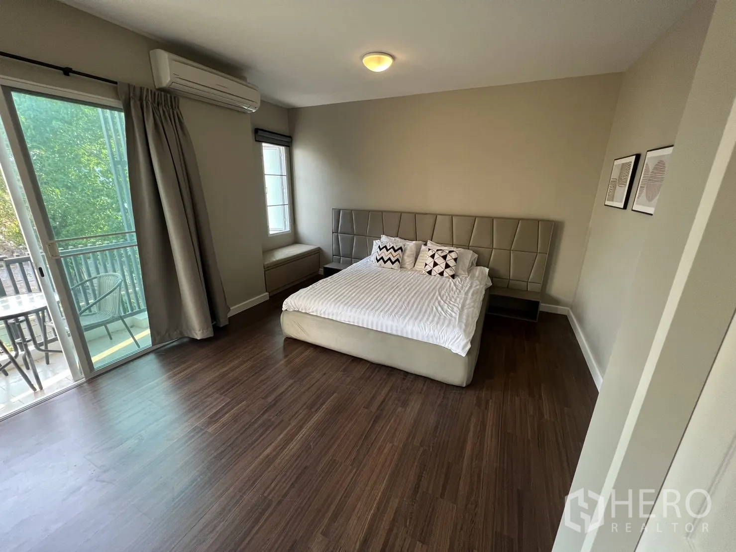 ทาวน์เฮาส์ for rent in Suan Luang, Bangkok - ห้องนอนมาสเตอร์เตียงคิงไซส์ติดประตูกระจกออกไประเบียงเล็ก.