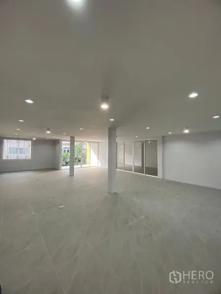 สำนักงานที่บ้าน ให้เช่าหรือขายในSuan Luang, Bangkok - ชั้นสำนักงานแบบเปิดกว้าง ปูกระเบื้อง เสาตั้ง โคมไฟดาวน์ไลท์ และหน้าต่างบานใหญ่