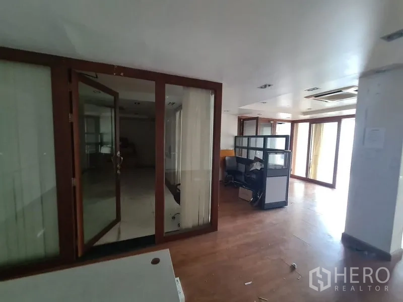 办公空间 出租在Bang Rak, Bangkok - 开放式办公区，带玻璃隔断与充足自然采光。